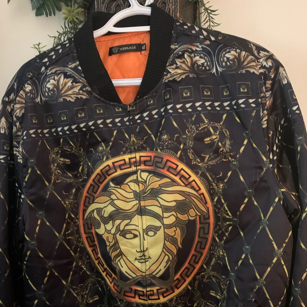 Men’s Versace zip up coat 😍😍😍😍